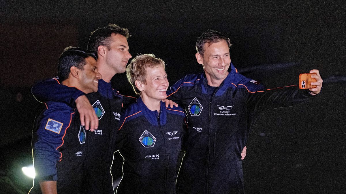 Axiom 4 Crew Prepares for Launch to International Space Station
Mission Specialists Slawosz Uznanski-Wisniewski (R) takes a selfie with the Axiom 4 crew of Pilot Shubhanshu Shukia (L), Mission Specialist Tibor Kapu and Commander Peggy Whitson as they arrive at Kennedy Space Center prior to launch on Tuesday, June 24, 2025. The commercial Ax-4 crew will liftoff in the SpaceX Dragon spacecraft and Falcon 9 rocket from NASA's Launch Complex 39A to fly to the International Space Station at 0231 on Wednesday, June 25, 2025. Photo by Pat Benic/UPI Photo via Newscom
Dostawca: PAP/Newscom
PAT BENIC
axion 4, ignis, SCIENCE, SPACE, AX-4, NASA, repeta, space