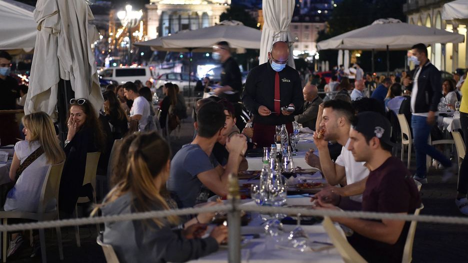 Koronawiurs we Włoszech. Władze poluzowały przepisy, a na ulice wyszły tłumy