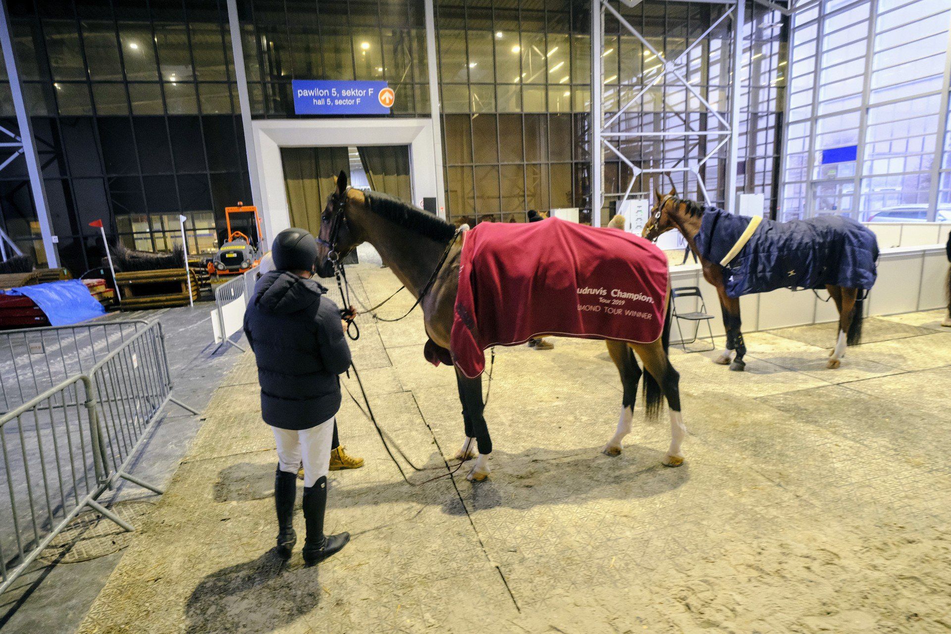 Cavaliada to nie tylko efektowne skoki, ale również mozolna praca setek, a nawet tysięcy osób przy obsłudze tej największej imprezy jeździeckiej w Polsce