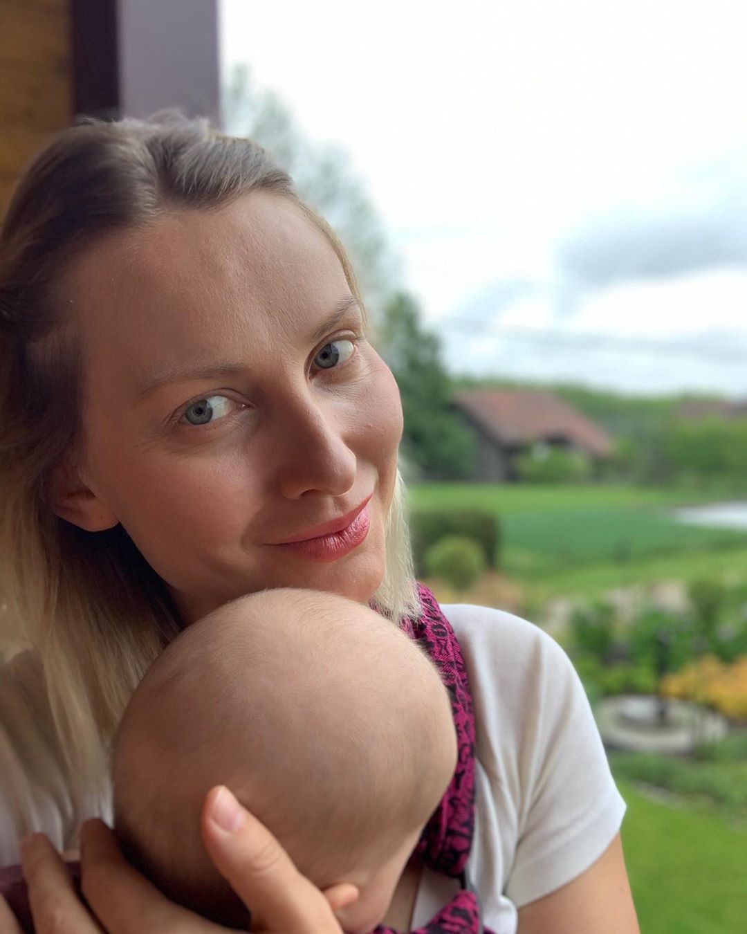 Joanna Moro tłumaczy się ze zdjęcia z córką w saunie