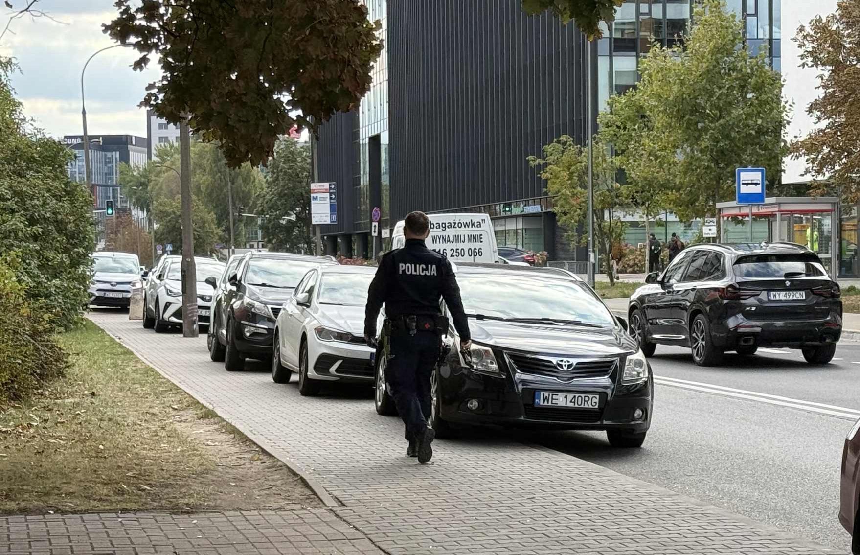 Policjant podejmuje interwencję po zgłoszeniu