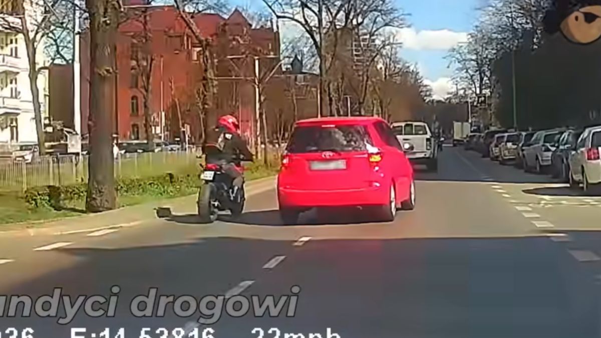 Motocyklista był wściekły - zaczął uderzać w czerwoną toyotę.
