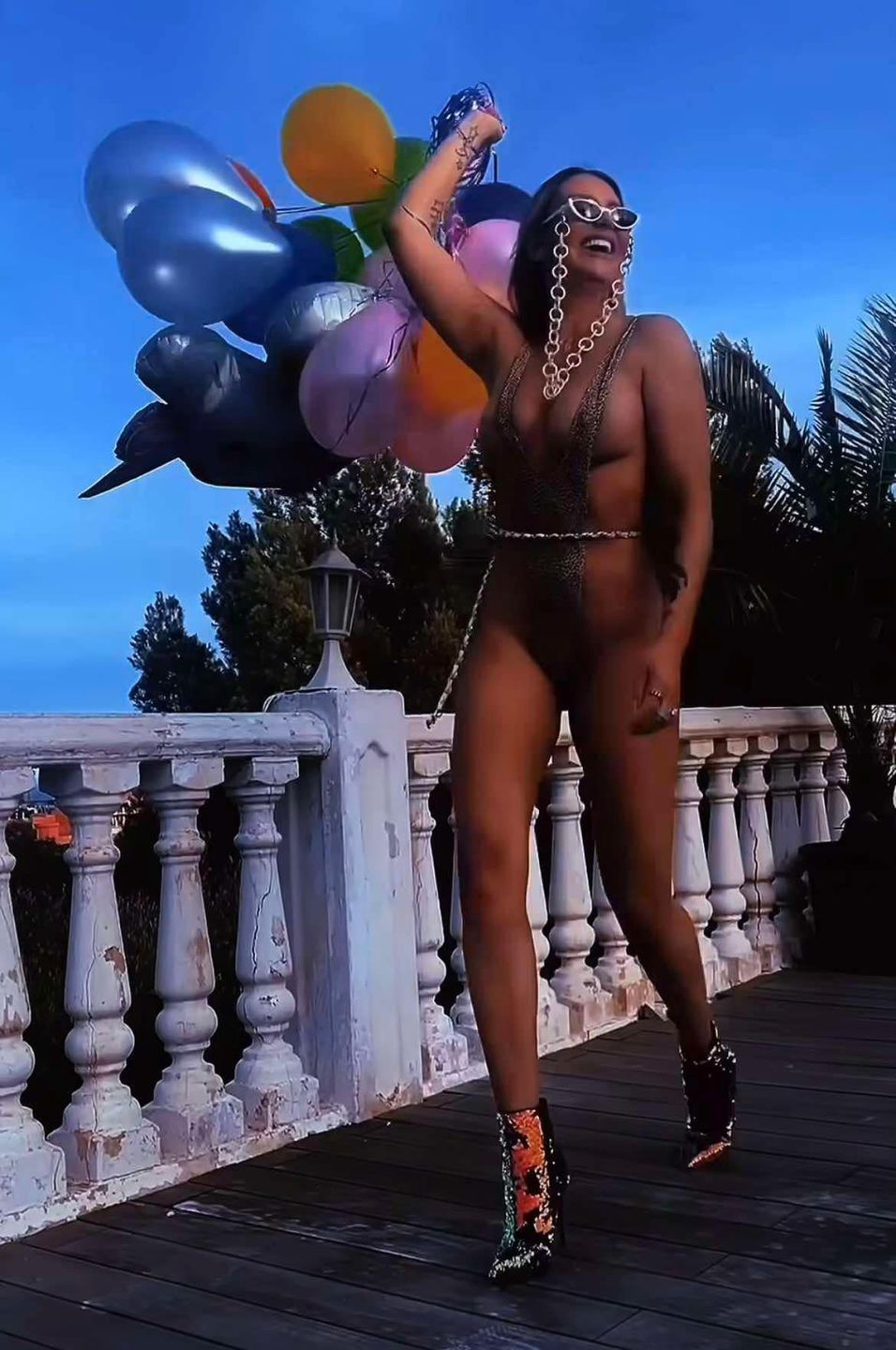 Monika Goździalska hasa w mikroskopijnym bikini