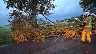 Wichury w Polsce. Setki interwencji strażaków, uszkodzone dachy i auta
