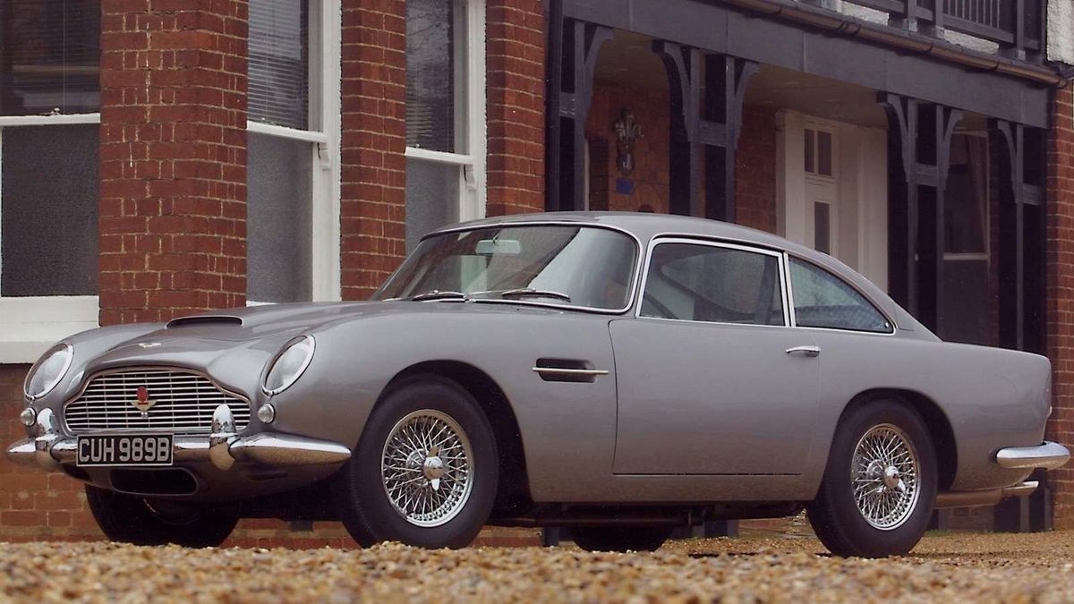 Aston Martin DB5 - auto chyba najczęściej kojarzone z Jamesem Bondem