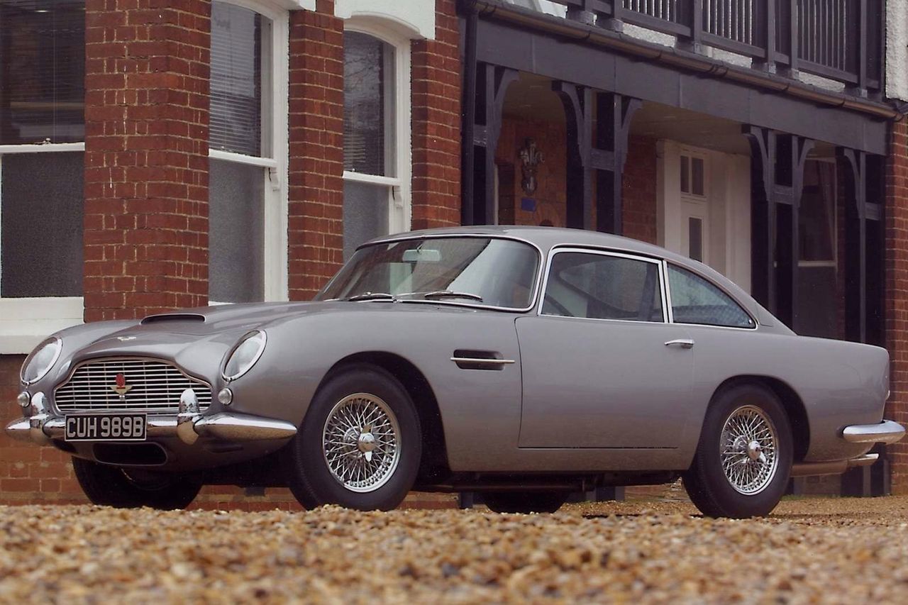Aston Martin DB5 - auto chyba najczęściej kojarzone z Jamesem Bondem
