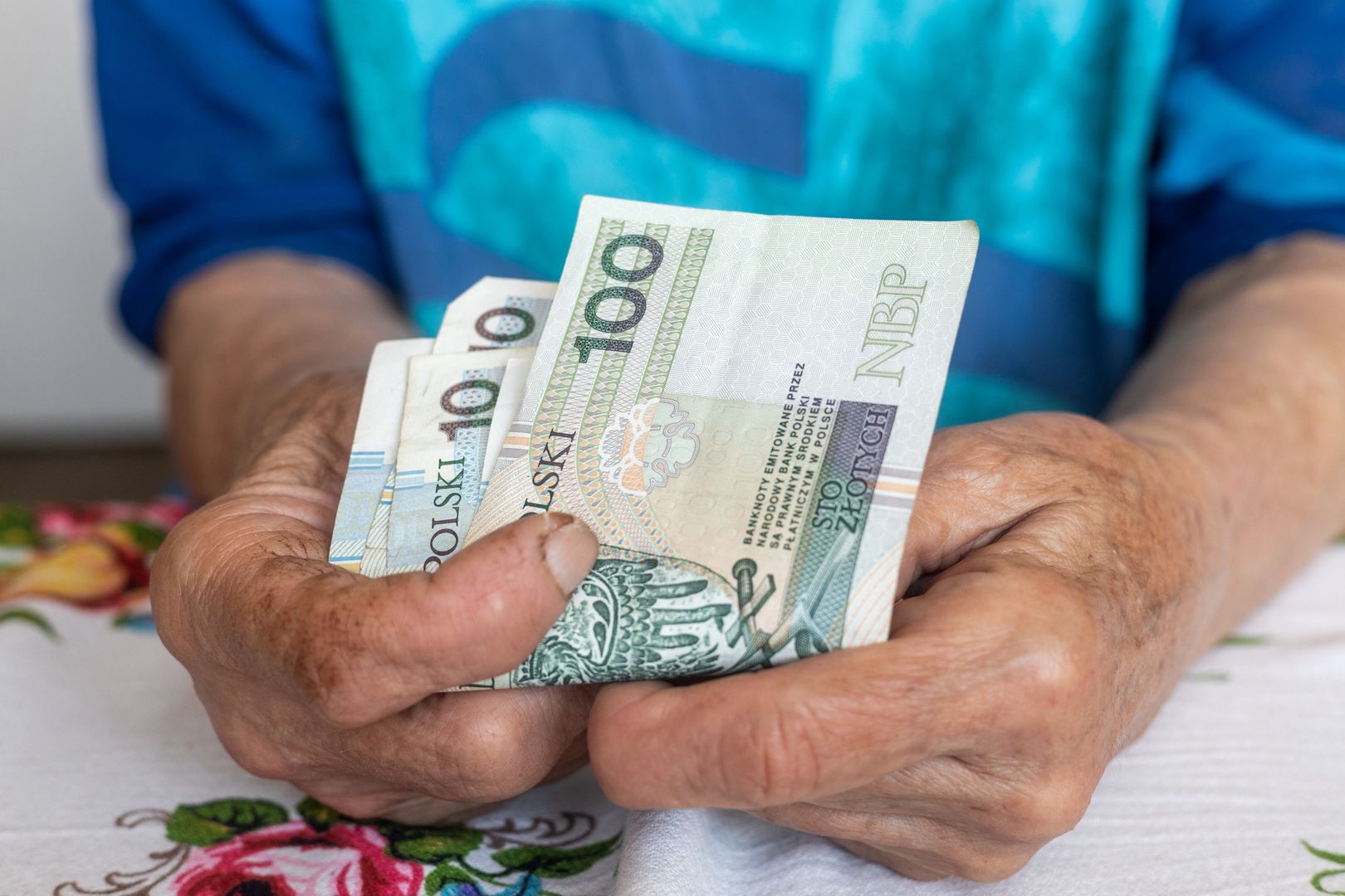 Dostaje 37 tys. złotych emerytury. 90-latka należy do rekordzistek
