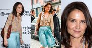 Dziewczęca Katie Holmes zmierza na nowojorską galę w błękitnej spódnicy