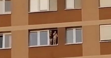 O krok od tragedii w Poznaniu. Dzieci stały na parapecie okna na ósmym piętrze