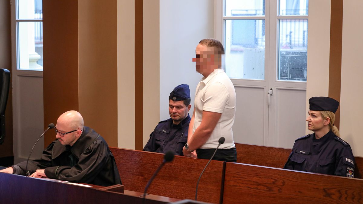 Jeden z oskarżonych (2P) i adwokat Medard Deptuła (L) na sali Sądu Okręgowego w Łomży
