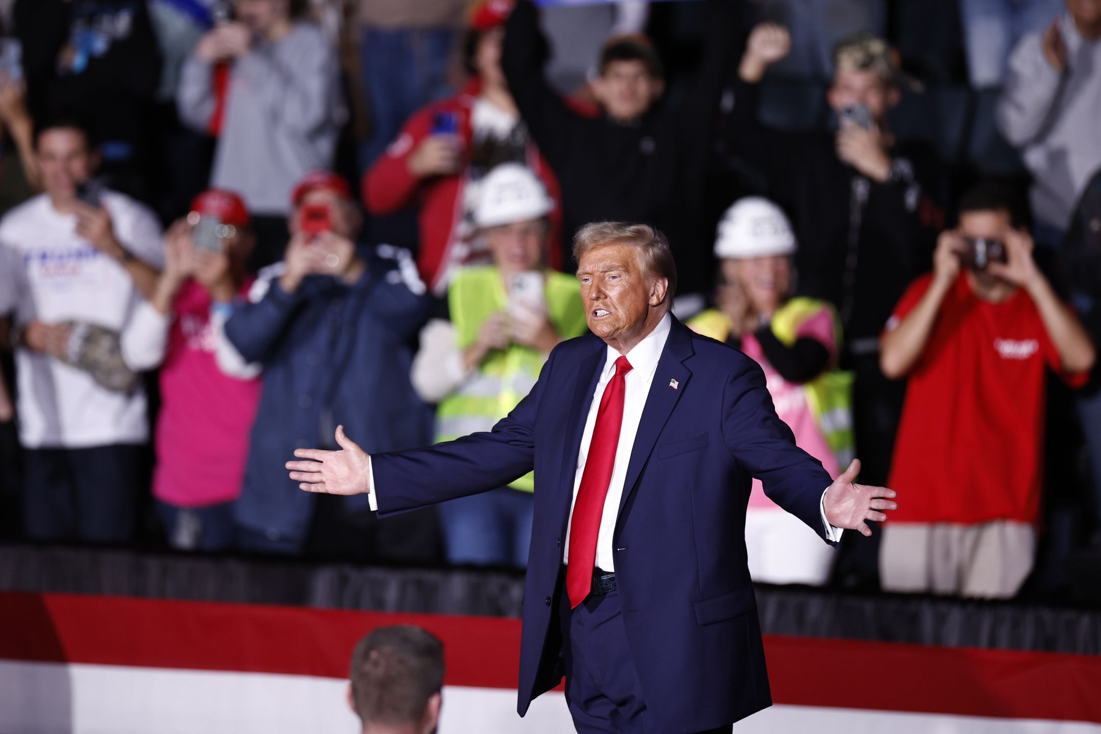 Republican presidential candidate and former US President Donald Trump gestures during a campaign rally in Grand Rapids, Michigan, USA, 04 November 2024. Trump and Vice President and Democratic presidential nominee Kamala Harris are tied in the polls with one day until the election of 05 November. EPA/CJ GUNTHER Dostawca: PAP/EPA.