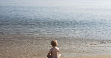 Małe dzieci na plaży na golasa. Dla wielu to gorszące. Czy zabraniając dzieciom nagości budujemy w nich poczucie wstydu?