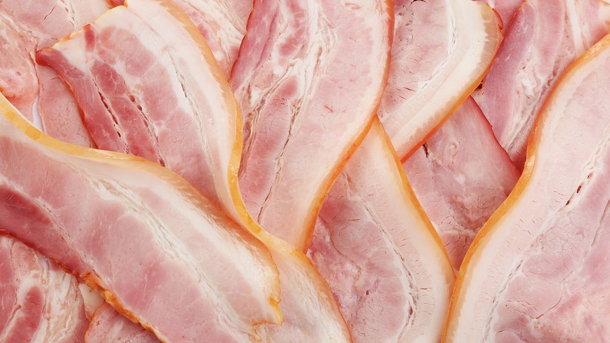 W wędzonym boczku wykryto groźne bakterie