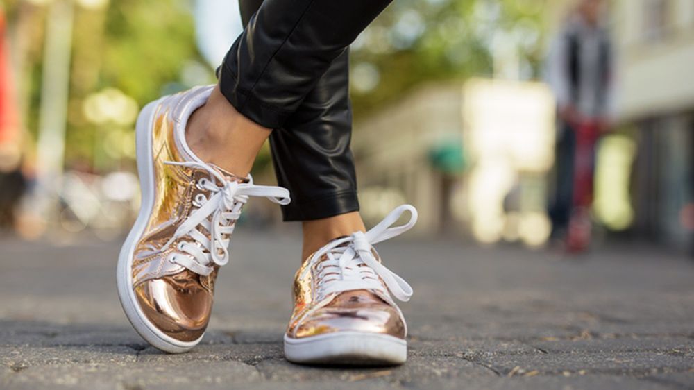 Złote trampki możesz zestawić ze skórzanymi spodniami