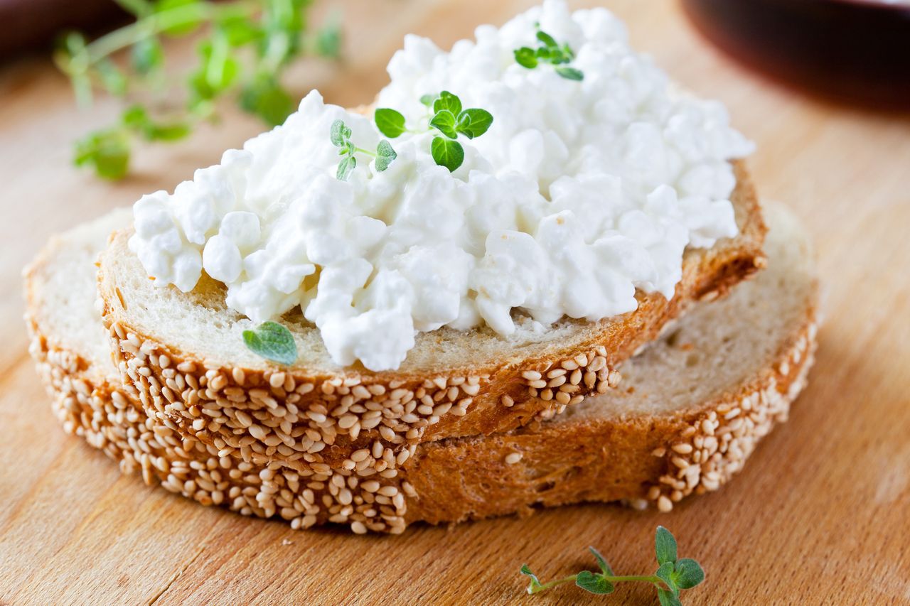 Co dorzucić do serka wiejskiego, żeby jeść zdrowo? Te pomysły urozmaicą twoje śniadanie