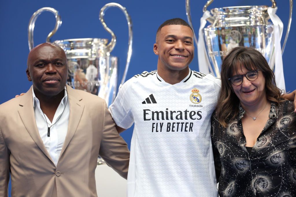 Na zdjęciu: Kylian Mbappe z rodzicami