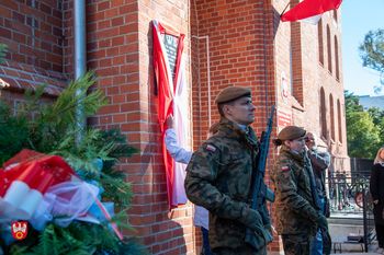 Piła: Odsłonięto tablicę 73 lata po lądowaniu pierwszego samolotu wojskowego