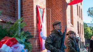 Piła: Odsłonięto tablicę 73 lata po lądowaniu pierwszego samolotu wojskowego