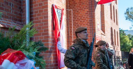 Piła pamięta o lotnikach – odsłonięto tablicę 73 lata po lądowaniu pierwszego samolotu wojskowego