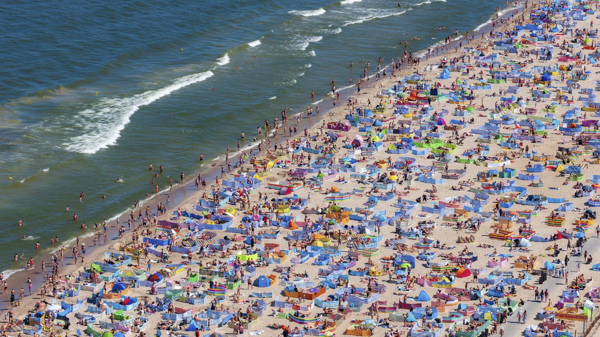 Koronawirus. Tłum ludzi na plaży we Władysławowie