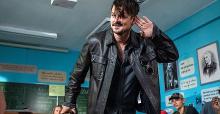 Film z Dawidem Ogrodnika hitem Netfliksa. O czym jest "Piep*zyć Mickiewicza"?