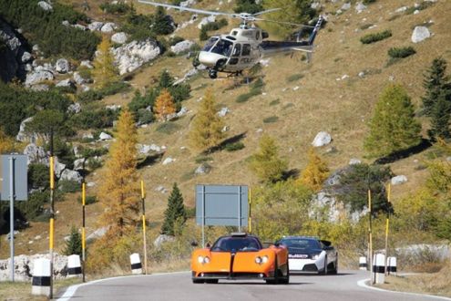 Pagani Zonda ucieka przed policyjnym Murcielago!