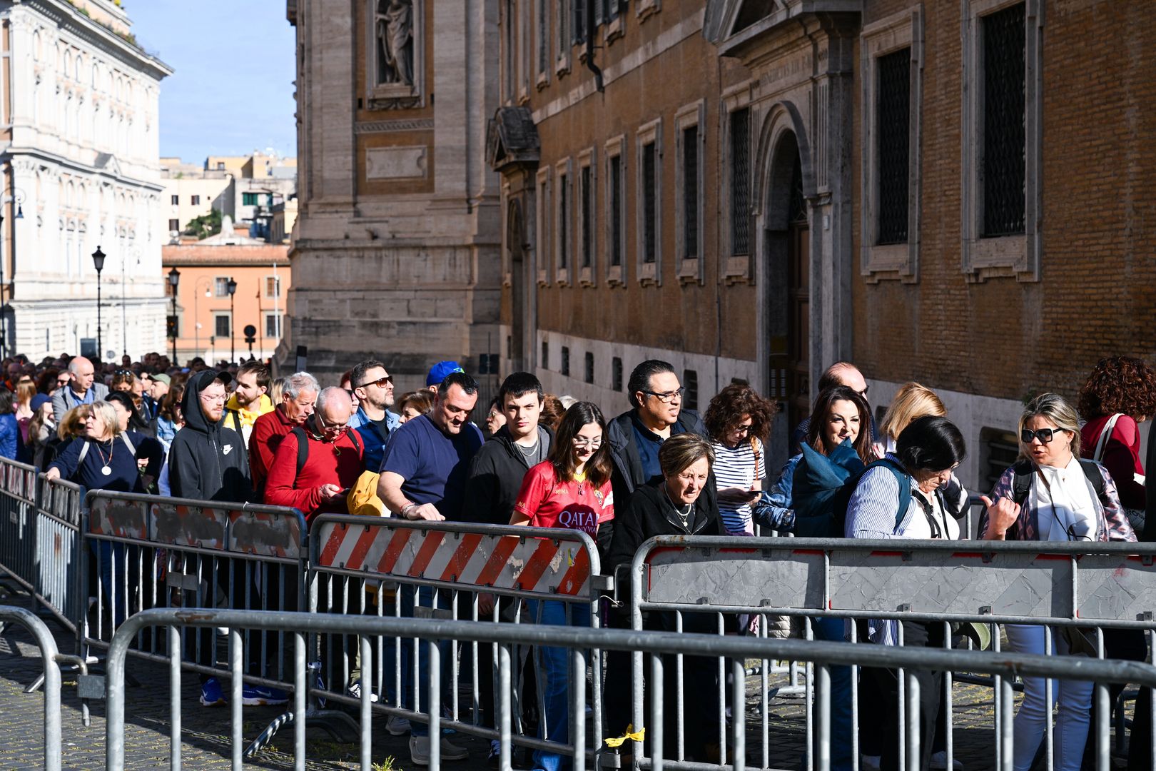 Wierni przy bazylice Santa Maria Maggiore w Rzymie, gdzie pochowany został papież Franciszek. 
