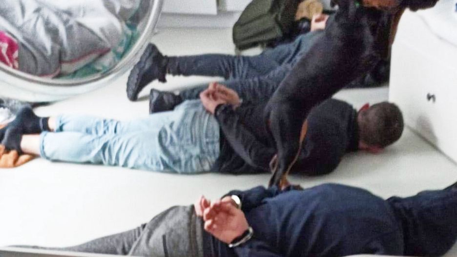 Warszawa. Policjanci z zatrzymanymi mężczyznami