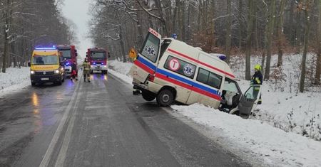 Dramat w woj. warmińsko-mazurskim. Ambulans czołowo zderzył się z osobówką