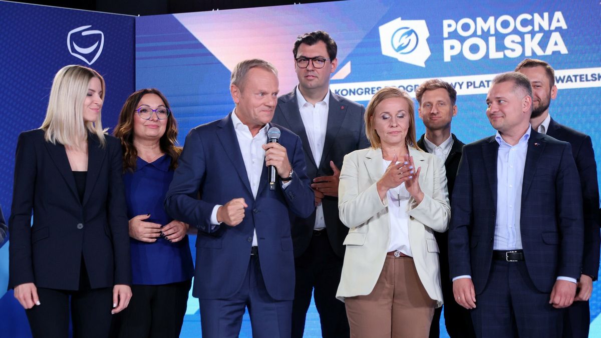 Donald Tusk, w tle Franciszek Sterczewski