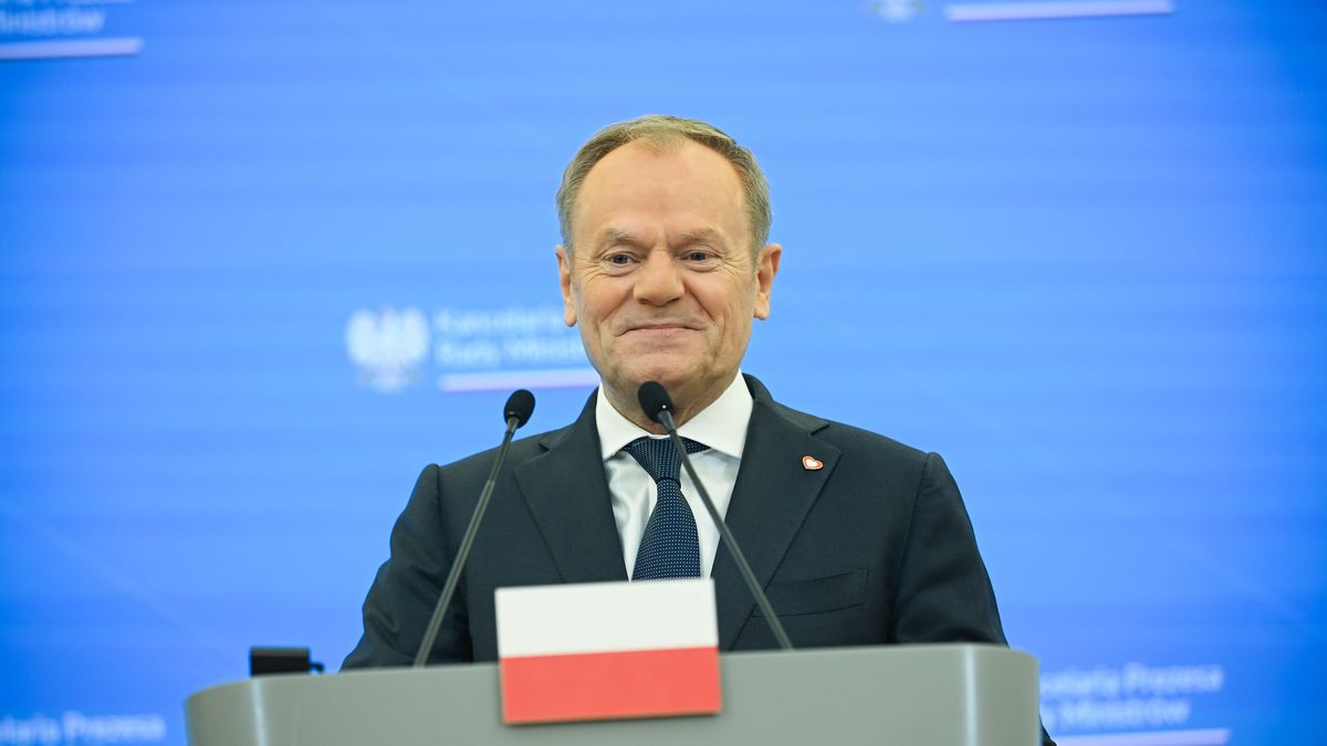 Warszawa, 12.12.2024. Premier Donald Tusk podczas wspólnej konferencji z prezydentem Francji Emmanuelem Macronem w siedzibie Kancelarii Prezesa Rady Ministrów w Warszawie, 12 bm. Politycy omówili kwestię niesienia dalszej pomocy Ukrainie oraz bieżące wydarzenia międzynarodowe i przyszłość relacji transatlantyckich. Rozmowy dotyczyły także priorytetów polskiej prezydencji w Radzie Unii Europejskiej, która rozpoczyna się 1 stycznia 2025 roku. (ad) PAP/Marcin Obara