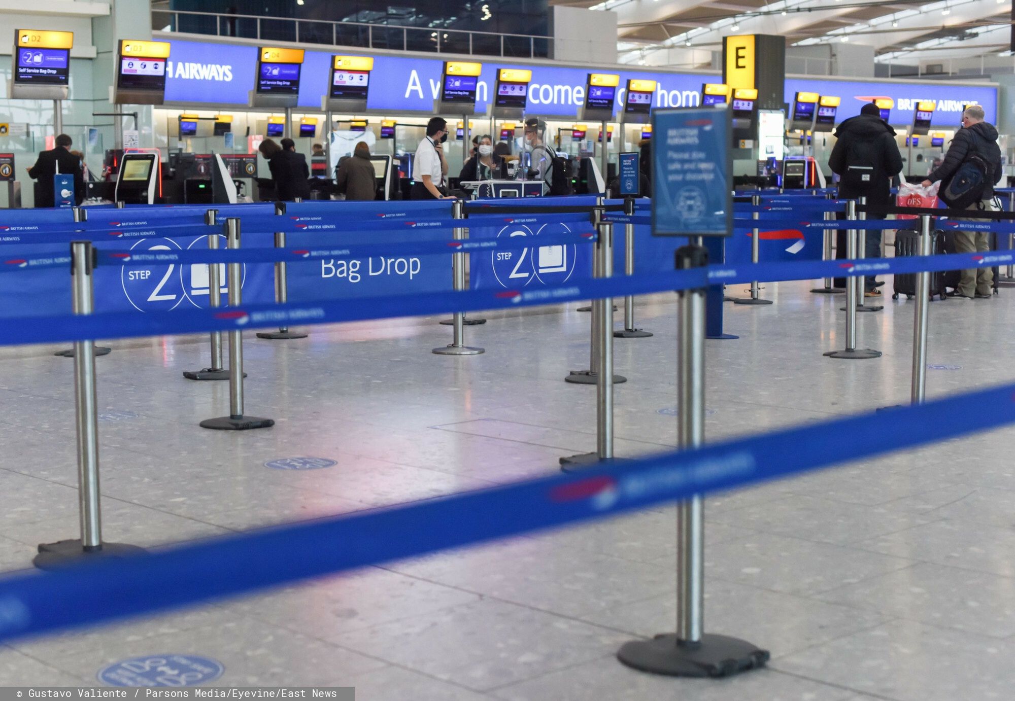 Lotnisko Heathrow w czasie pandemiiHeathrow Airport.   Passengers photographed at Terminal 5 of Heathrow Airport, this morning.  From tomorrow all international arrivals to the UK will have to demonstrate they have had a negative Covid test and they will be also force to quarantine, as  travel corridors will be closed as part of a tightening of the UK's borders.   Picture by Gustavo Valiente / Parsons Media / eyevineGustavo Valiente / Parsons Media