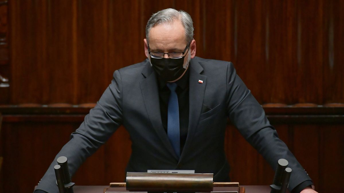 Warszawa, 15.06.2021. Minister zdrowia Adam Niedzielski na sali obrad niższej izby parlamentu w Warszawie, 15 bm. Podczas dzisiejszego dodatkowego posiedzenia, posłowie zajmują się wyborem Rzecznika Praw Obywatelskich. (aldg) PAP/Marcin Obara