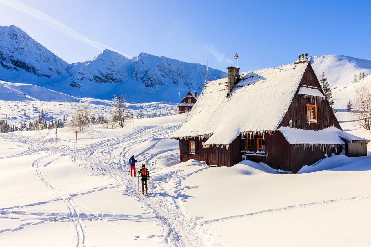 Zimowe wędrówki bez zadyszki: Najpiękniejsze łatwe szlaki w Karkonoszach, Beskidach i Tatrach