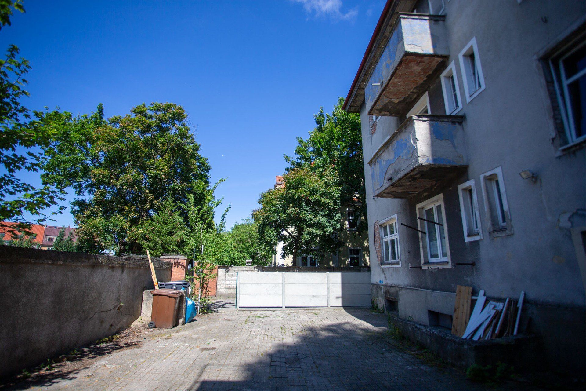 Betonowy mur uniemożliwia mieszkańcom kamienicy wjazd na własne podwórko