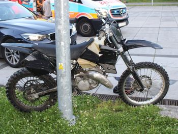Nastolatkowie na motocyklach uciekali przed policją. Jeden z nich potrącił funkcjonariusza