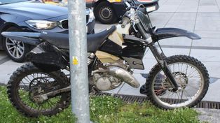 Nastolatkowie na motocyklach uciekali przed policją. Jeden z nich potrącił funkcjonariusza