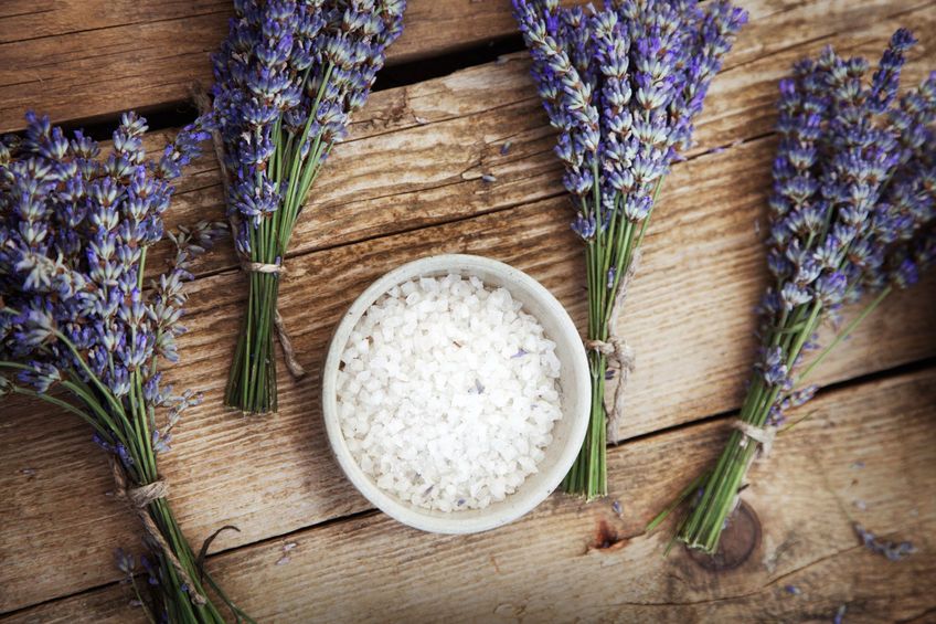 Picie wody z solą może przyczynić się do poprawy wyglądu skóry