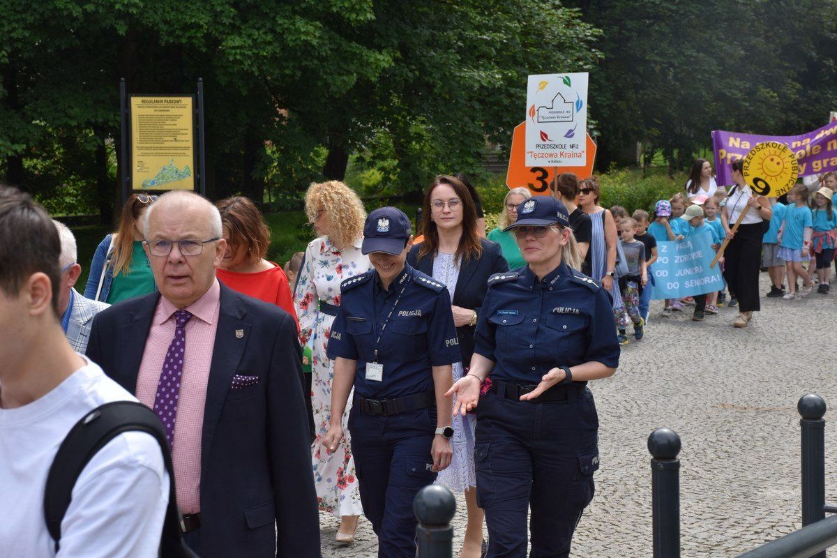 2.06.2025 r. Korowodem, który przemaszerował sprzed baszty Dorotki pod kaliski ratusz rozpoczął się Kaliski Tydzień Zdrowia