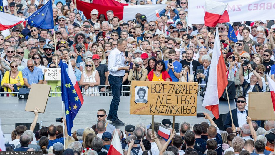 Szokujący baner na wiecu Tuska. "Tania prowokacja PiS-u"