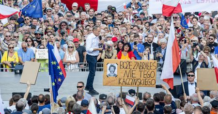 Zwrot ws. plakatu z wiecu Tuska. "Tania prowokacja PiS"