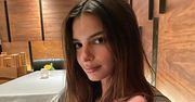 Tak Emily Ratajkowski ubrała się na koncert. Cieniutkie paski i mini odegrały główną rolę