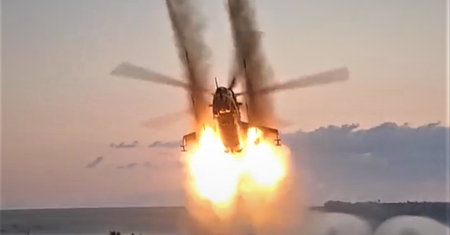Brawurowy atak z powietrza. Pilot Mi-24 uderzył tuż nad głowami żołnierzy