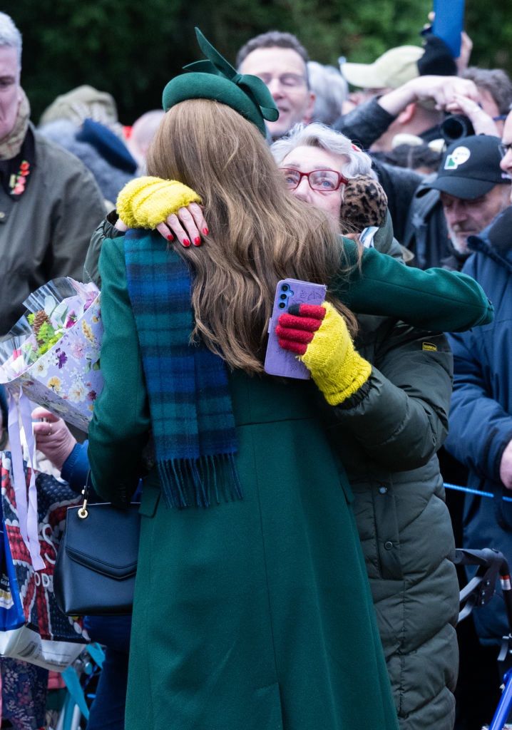 Księżna Kate w tłumie fanów