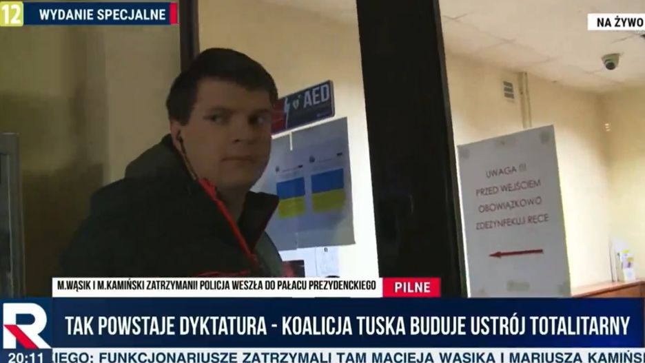 Michał Gwardyński wchodzi do komisariatu policji, gdzie przebywali aresztowani politycy PiS