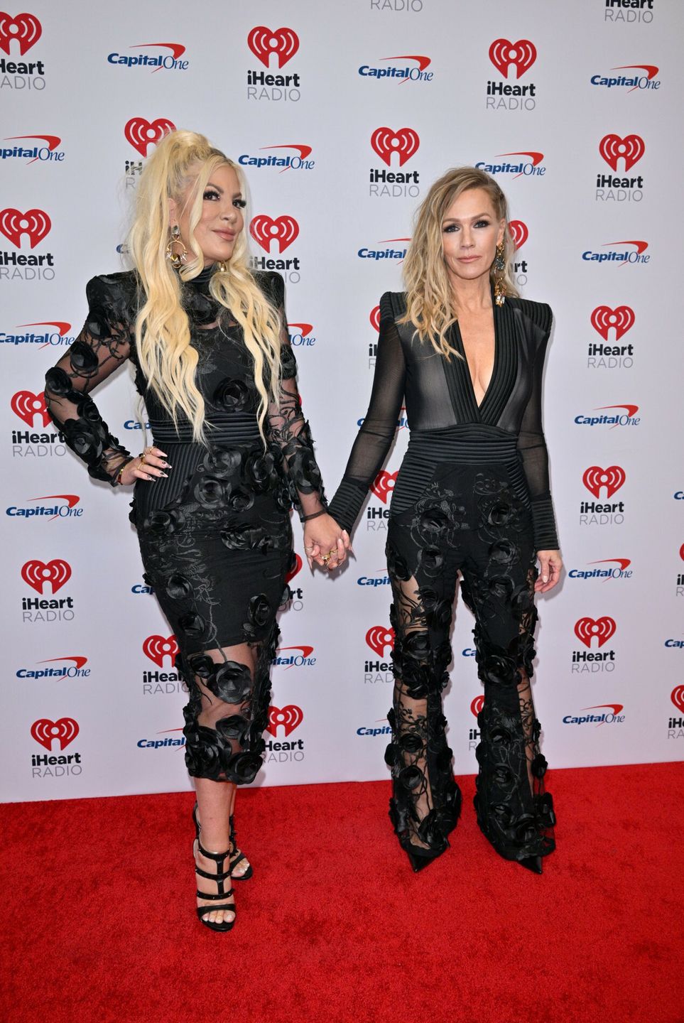 Tori Spelling i Jennie Garth razem na ściance. Tak dziś wyglądają gwiazdy "Beverly Hills 90210"