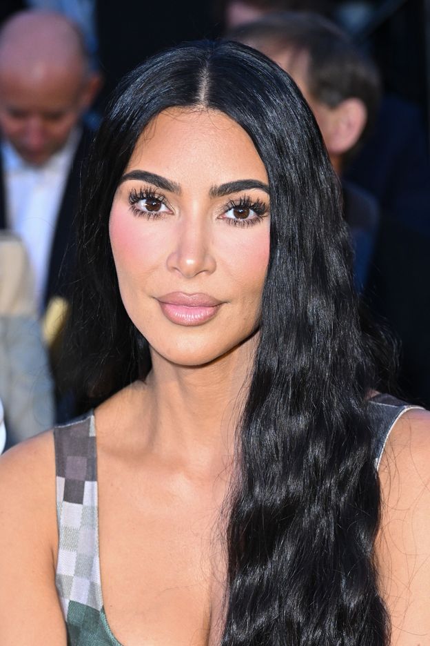 Kim Kardashian NIE DO POZNANIA w nowej sesji. Celebrytka ma fryzurę NA JEŻYKA i pali papierosy (ZDJĘCIA)