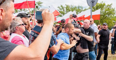 Awantura na konferencji Kaczyńskiego. Starli się zwolennicy i przeciwnicy PiS [ZDJĘCIA]