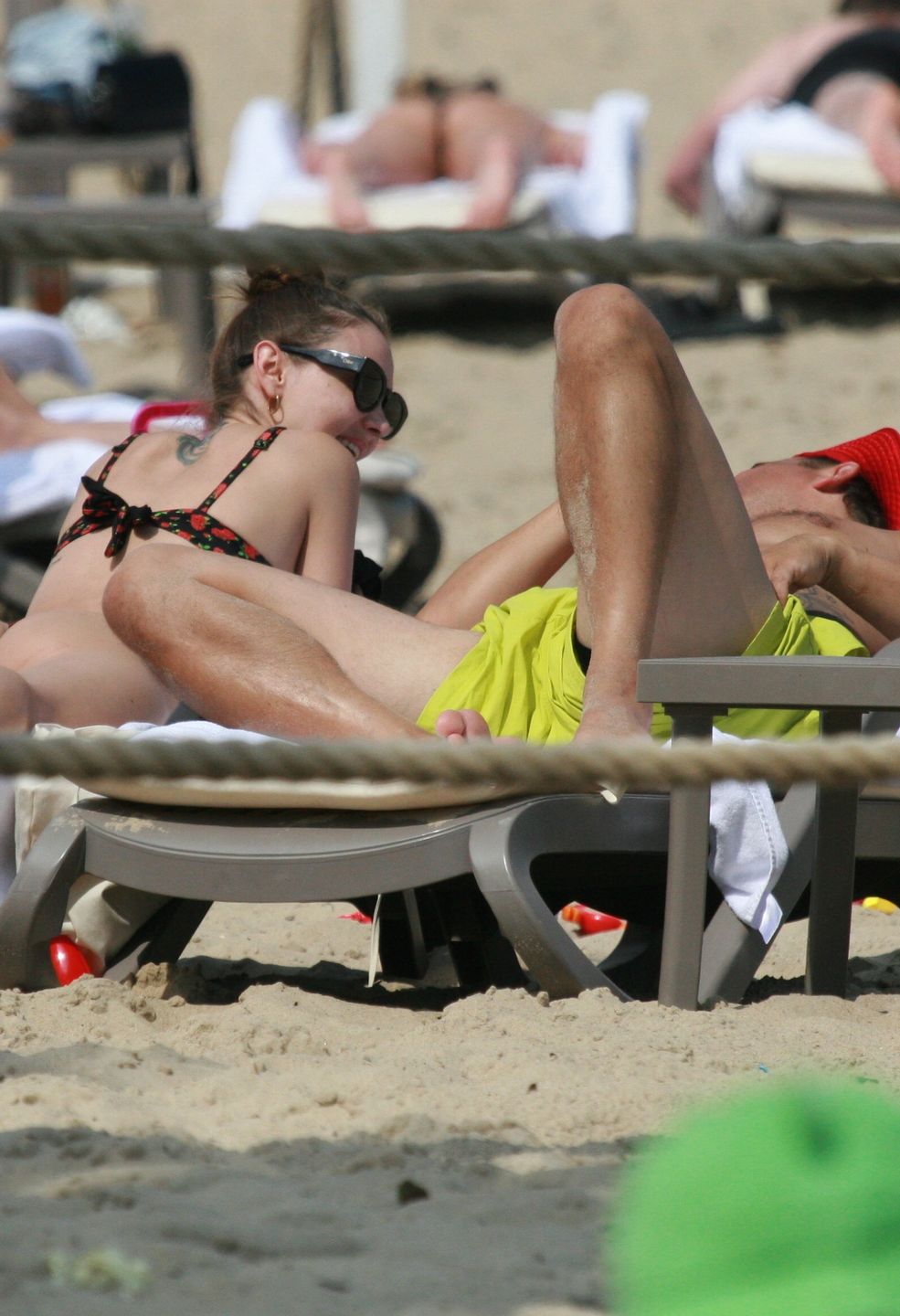 Marcela Leszczak smaży się z Miśkiem Koterskim na plaży