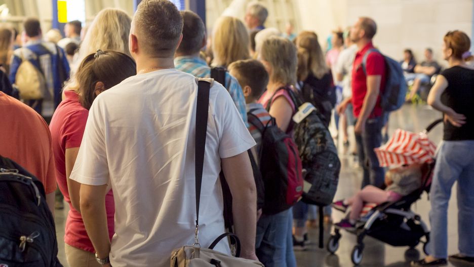 Przez kolejki do kolejki paszportowej pasażerowie lecący na Cypr nie zdążyli na samolot